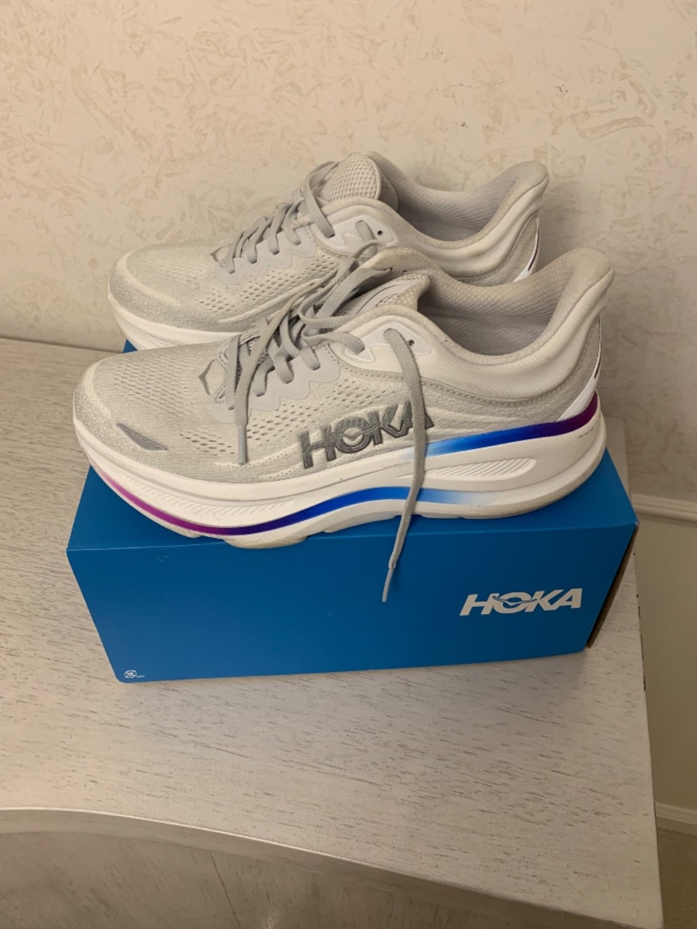 HOKA Women’s White and Gray Multi-Color Trim Sneakers, Size 9B - Picture 4 of 10